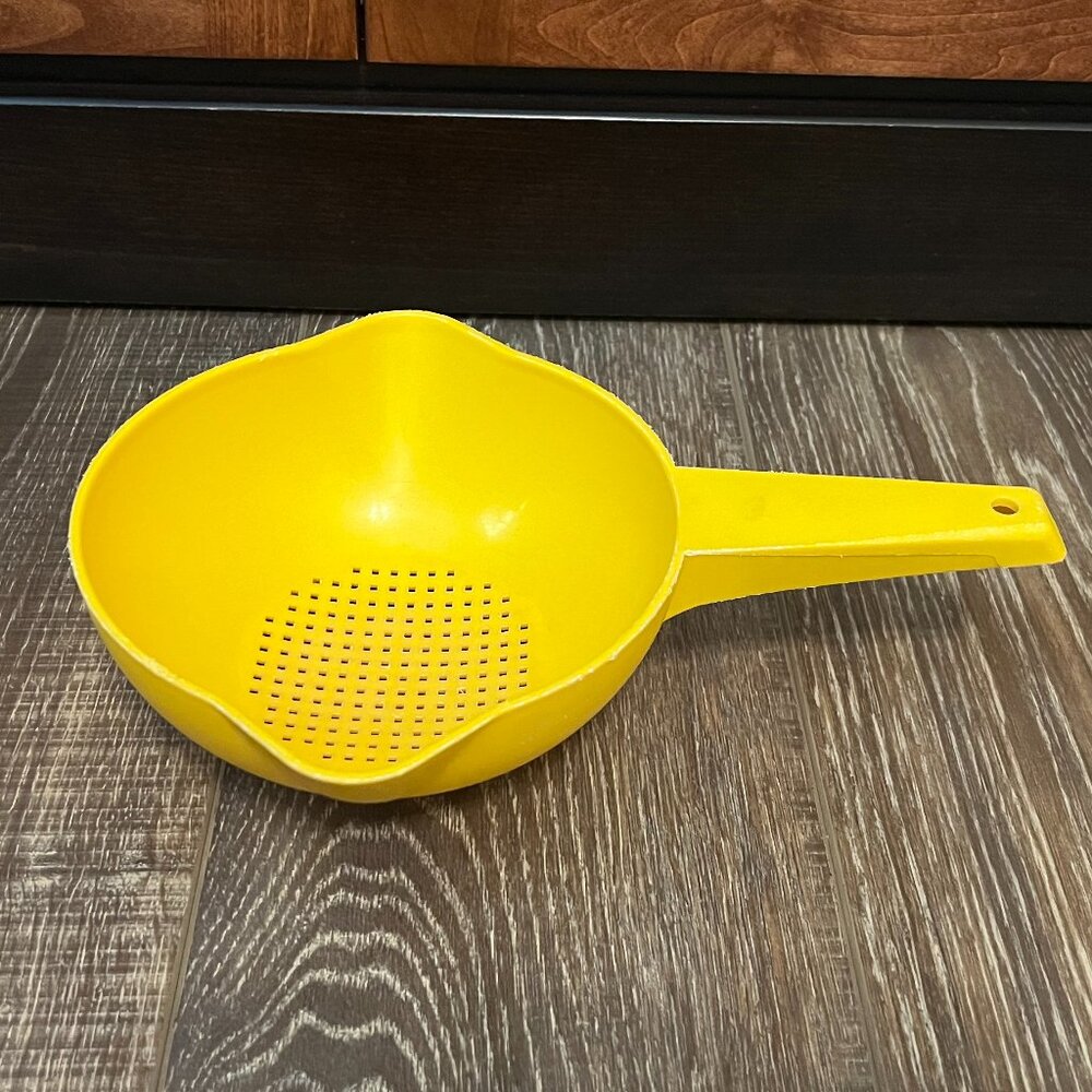 Vintage Tupperware Colander with Double Pour Spout